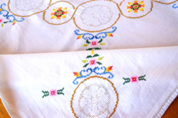 Régi Hatalmas csodás hímzett toledó betétes Ünnepi nagy vidám terítő asztalterítő abrosz 150 x 109