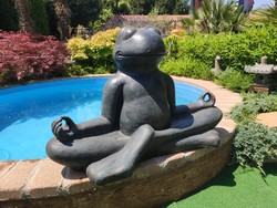 Hatalmas meditációs béka szobor.