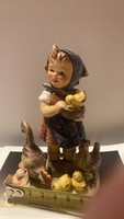 Nagyon szép  Hummel/Goebel porcelán, "Im Hünhnerhof"