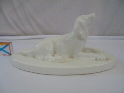 Hófehér porcelán ülő kutya talpon figura, nipp, szobor