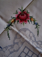 Hímzett  régi "új "  asztal terítő avatatlan csipkés rózsás