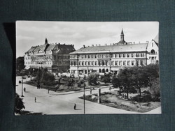 Képeslap, Kecskemét, Főtér, áruház,üzletek,templom látkép,park, szökőkút részlet, 1956-