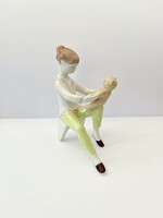 Aquincumi macival játszó kislány - porcelán szobor