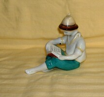 Hollóházi porcelán olvasó fiú