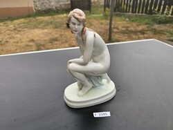 T1595 Zsolnay térdeplő akt