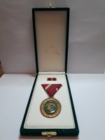 Aranykor Kitüntető Cím bronz fokozat szalagsávval eredeti dobozában zománcozott kitüntetés