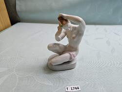 T1744 Aquincum lila törölközős fésülködő akt