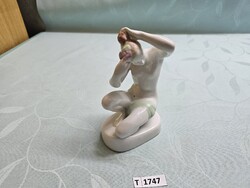 T1747 Aquincum zöld törölközős fésülködő akt