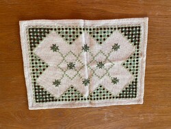 40x30 cm méretű,kézzel hímzett,különleges szép kis  terítő.Drapp alapon zöld hímzés. Karácsonyra is.