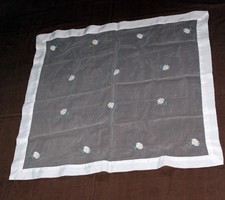 Organza terítő hímezve selyem széllel (2.) [X-SAJT]