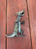 Dinoszaurusz játékfigura. Új! Unokám gyűjtötte. Mérete: 18 cm magas és 7 cm széles. Sötétzöld színű.