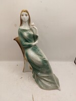 ZSOLNAY PORCELÁN: ÜLŐ NŐ RÓZSÁVAL, 22 cm-es. 8133