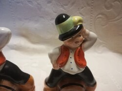 Bodrogkeresztúri kerámia hordón ülő legény