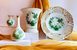 Egy nagy áttört Herendi dísztál és három darab váza kézzel festett, zöld indiai kosármintával díszít