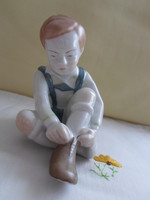 Retro nipp 8.: Aquincum porcelán öltözködő fiú, cipőt húzó kisfiú (türkiz / kék nadrágos)