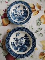 Két Blue Willow dísztányér