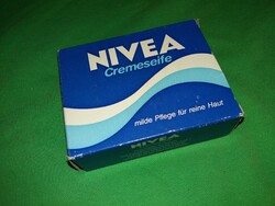 Retro 150 grammos csomagolt ma is intenzív illatot árasztó NÍVEA pipereszappan a képek szerint