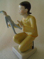 Kőbányai Drasche porcelán figura, bohóccal játszó kislány