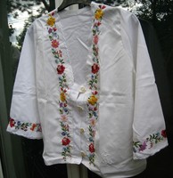 Népművészeti hímzett felső, és alsó ruha, népi viselet, monogrammos