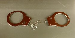 Fém kézbilincs.