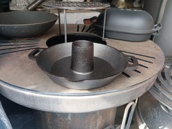 Öntöttvas csirkesütő csirke jérce sütő tál Holland Grill bbq kemence kamadó smoker edény