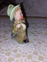 Esernyős, porcelán sétáló fiú