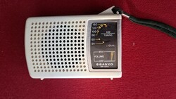 A Sanyo RP1270 típusú kisméretű zsebrádió, 6 tranzisztoros,