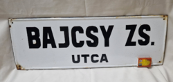 Régi nagyméretű zománcos tábla, utcatábla BAJCSY ZS. UTCA felirattal megkímélt állapotban 60 x 20cm.