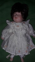 GYÖNYÖRŰ ÁLLAPOTÚ ÉLETHŰ babzsákos alvós karakter PORCELÁN művészbaba 22 cm a képek szerint