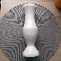 Szép elegáns és tartós fehér márvány 26cm magas váza viragtartónak használva 13cm mély