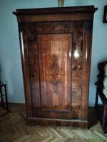 Gyönyörű első időszakos biedermeier egyajtós ruhásszekrény