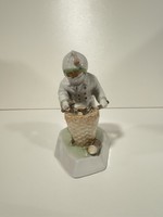 Zsolnay rőzsét gyűjtő fiú / gyermek porcelán figura hibátlan állapotban 016