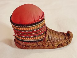 Tűpárna bőr cipő bocskor Szerb opanak emlétárgy dísztárgy