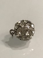 Gömb alakú medál ragyogó kristályokkal kirakva, 3 cm hosszú