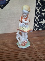 Herendi porcelán babáját sirató kislány