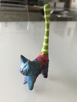 Gyűrűtartó kézzel festett fa cica, 12 cm magas