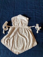 Fehér vászon,csipkés kis kötényke. Hossza: 60 cm Körben csipkés.