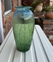 Gyönyörű zöld kék  Fátyolüveg, karcagi berekfürdői 24 cm magas váza  virágnak váza mid-century