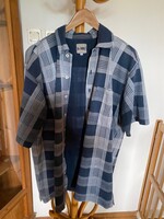 Szép,kockás férfi ing. L-es méret.Made in Italy.H Way márkájú.Rövid ujjú.Keveset használt.