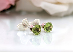 4 vagy 6mm Zöld krizolit kővel díszitett 925 ezüst fülbevaló Peridot ékszer ajándékdobozos 14K arany