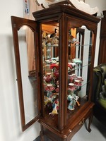 Kecses kisméretű körben üveges neobarokk vitrin porcelán bemutató neobarokk vitrines szekrény.