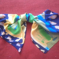 Selyem kendő, kézzel szegett,  kék- zöld- sárga, ( nagy)