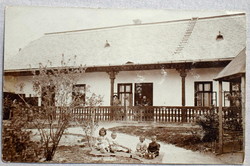 Dunavecse - módos ház fotója tulajdonosával - privát  fotó képeslap  1906