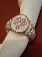 Antik porcelán szalvétagyűrű, monogramos pecsétgyűrű alakú