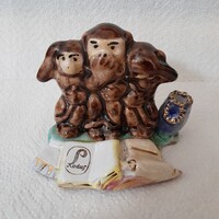 A 3 majom Knadus kerámia, figurális dísztárgy.
