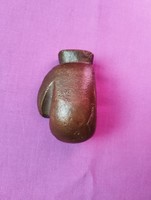 Bronzból készült box kesztyű