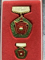 A Vállalat Kiváló Ifjúsági Brigádja kitüntetés miniatűrrel dobozában - szocialista kitüntetés