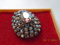 Vintage Swarovski jellegű kristály kövekkel karmos ezüstözött foglalatban ,bross