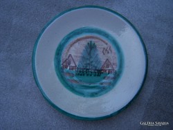 Gosztonyi Mária Tányérka városképes ábrázolással  Hátul kis csorbákkal, Átmérője: 11,5 cm jelzett