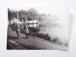 Régi kép fotó fénykép - férfi, nő a tóparton, tó, vízpart